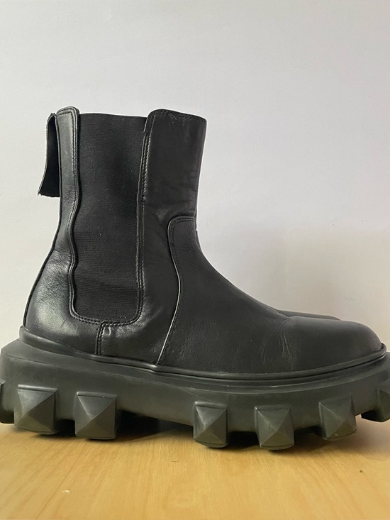 Shoes - Valentino Garavani Roman Stud Leather Chelsea Boots | EU 38